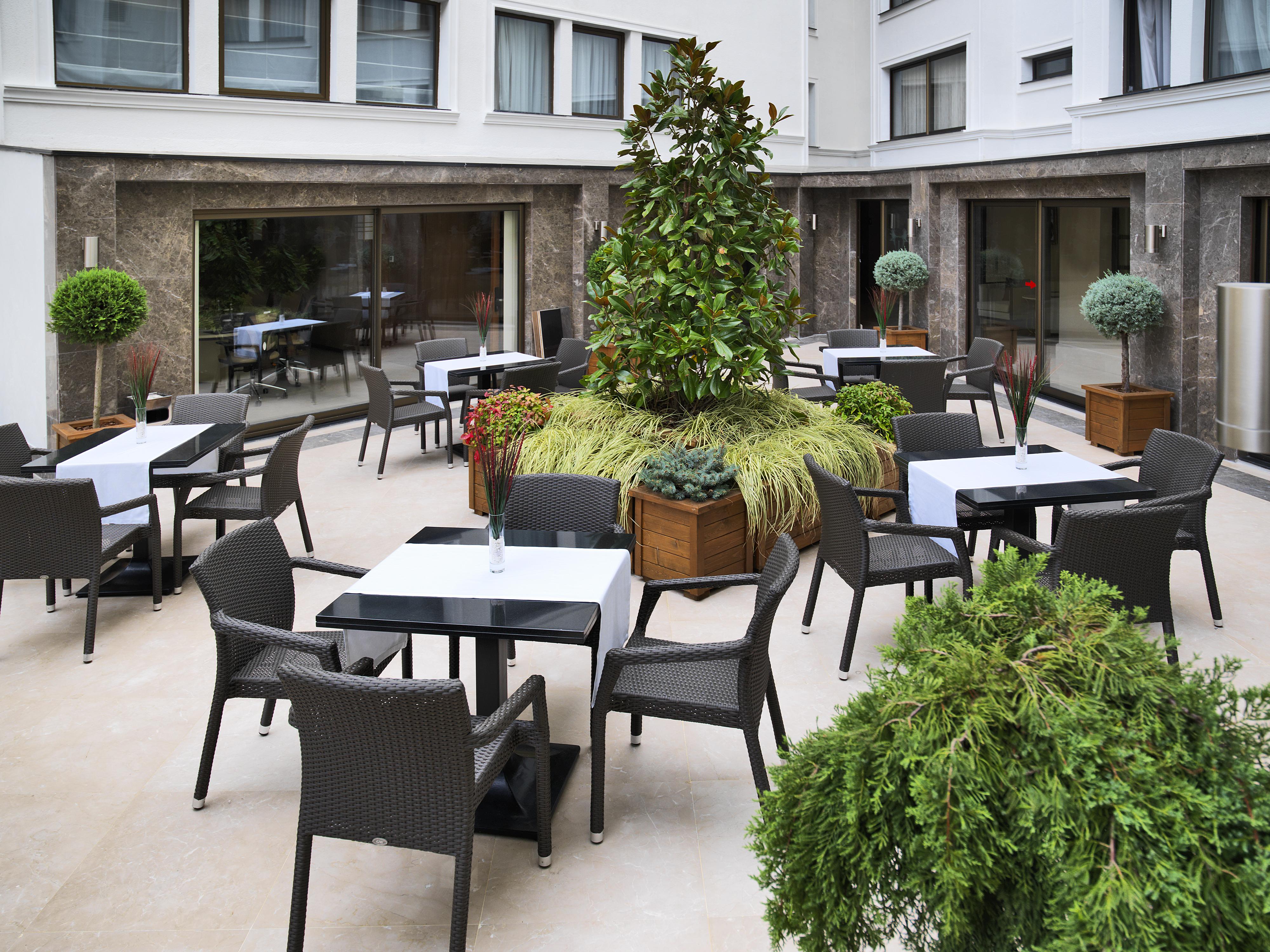 Mercure Istanbul Bomonti Exterior photo The hotel's courtyard